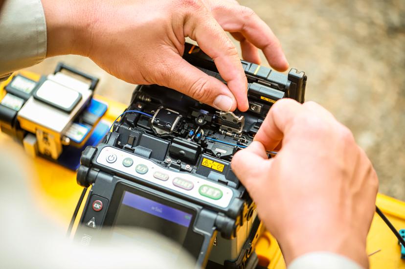 Fusion splicers splicing the fibre optic cables