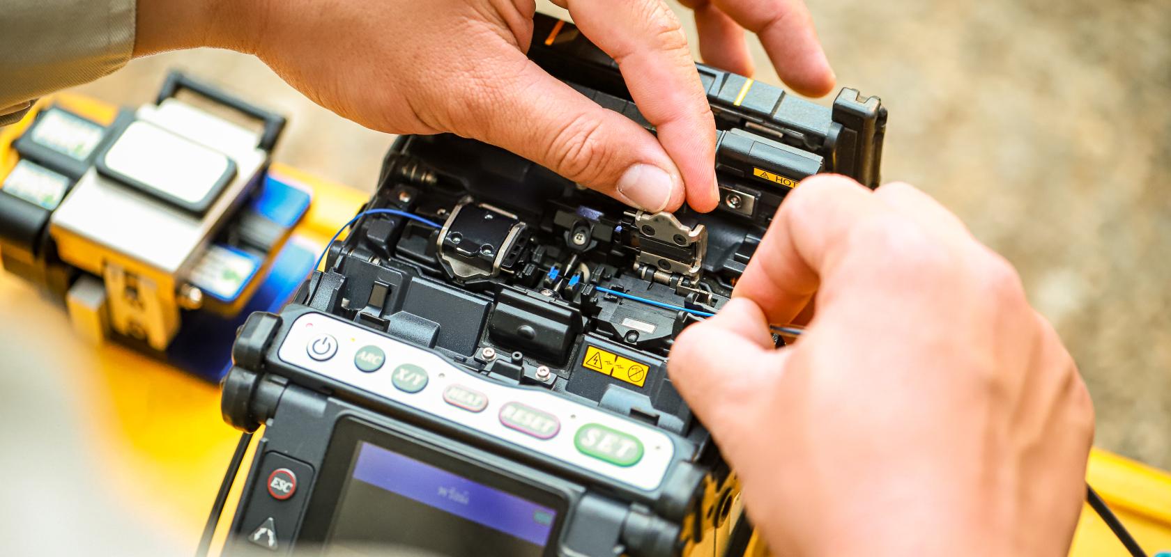 Fusion splicers splicing the fibre optic cables