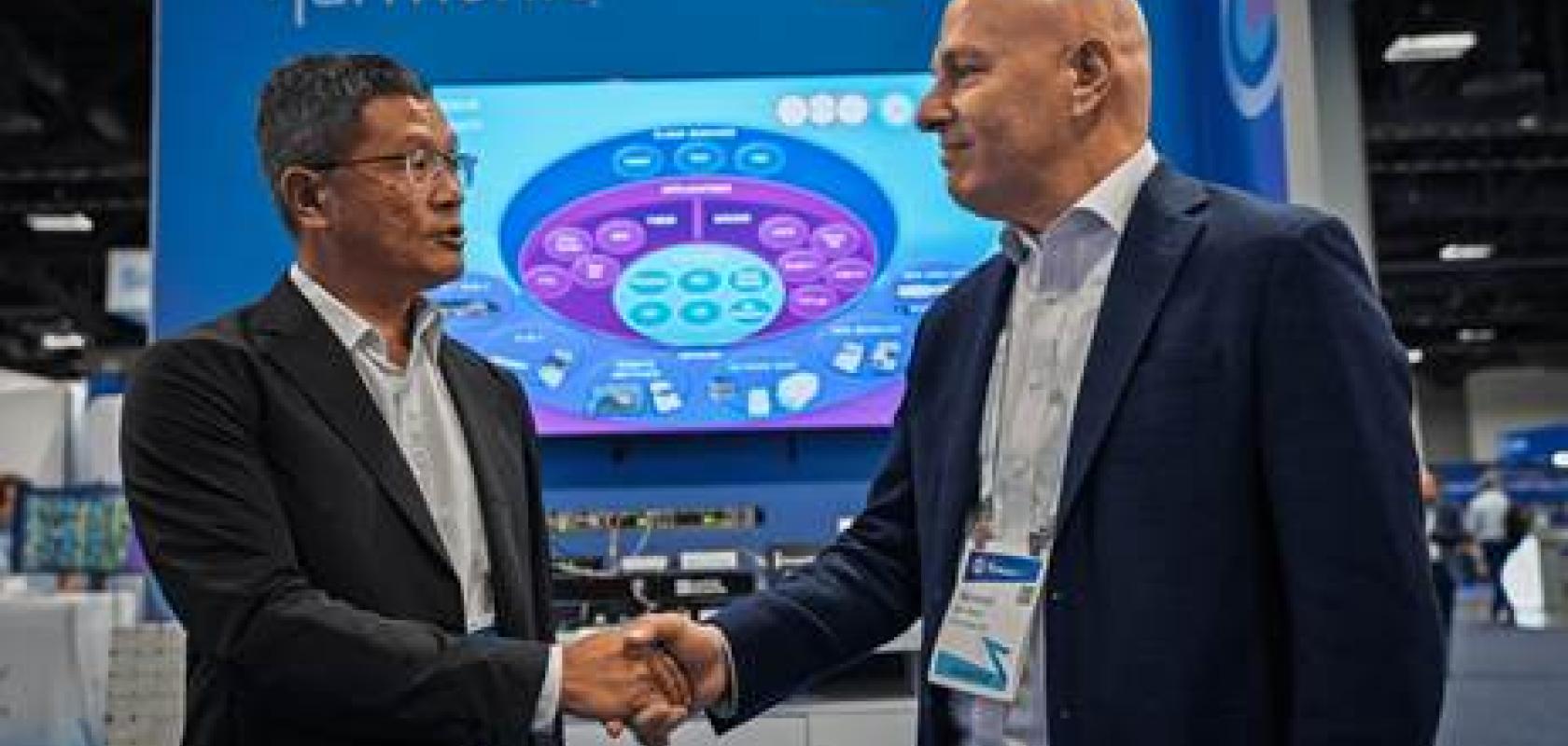 PK Lee (Left): Vice President of Engineering at KBRO and Jeffrey Glahn (Right): Senior Vice President of Global Sales at Harmonic piuctured at Data Centre World London 2026